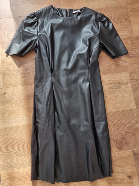 Koženkové elastické šaty, 36