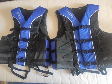 Plavacia vesta pre dospelych, 