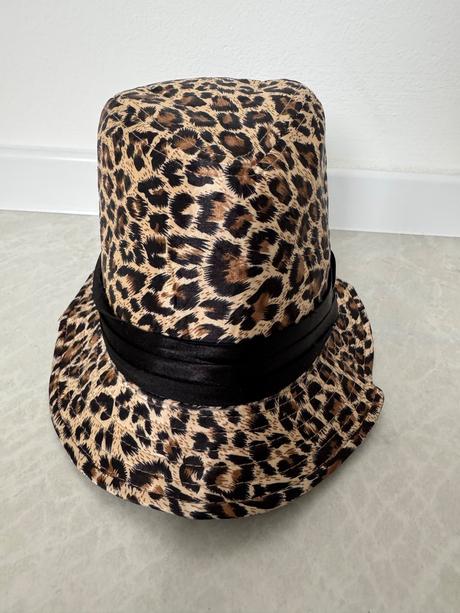 Klubúčik s leo vzorom, l