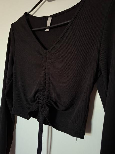 Rebrovaný krátky top s viazaním, 