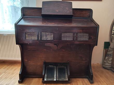 Historické nožné harmonium,