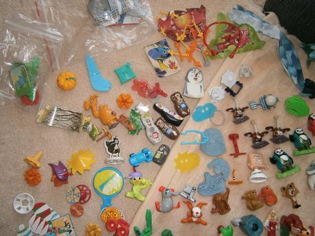 Kinder hračky(cena za ks), 