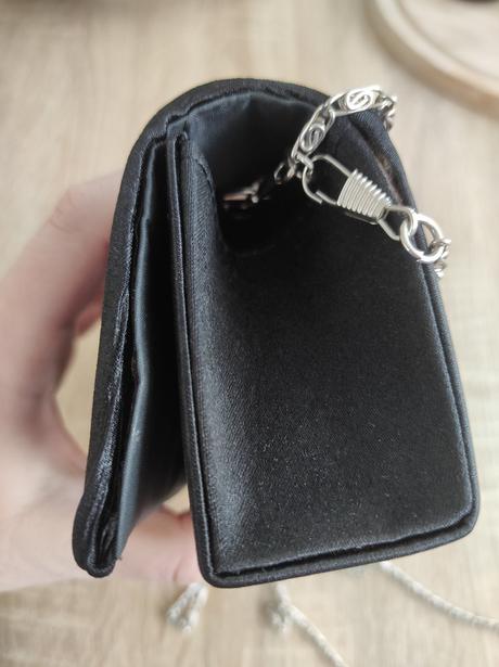 Čierna saténová spoločenská kabelka, 