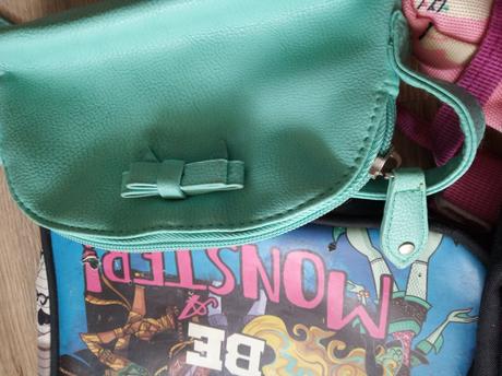 Balík dievčenských tašiek a kabeliek, 