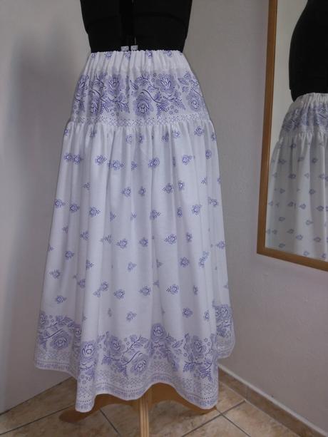 Folklórne dvojdielne šaty, 42