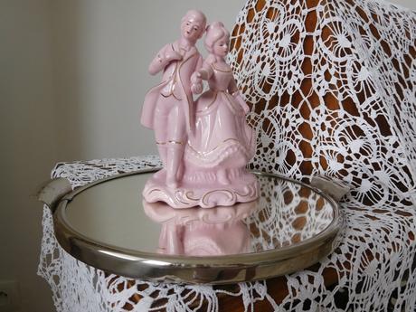 Dáma s pánom ružový porcelán soška, 