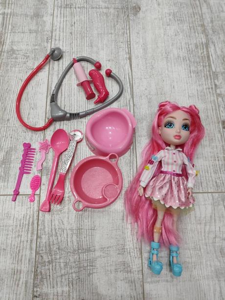 Bábika aj s príslušenstvom, 