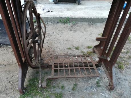 Predám starý šijací stroj minerva 122, 