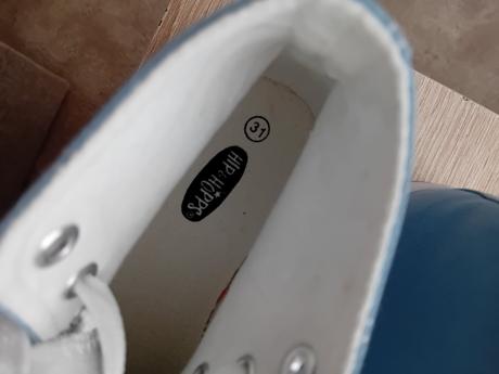 Nenosené tenisky, 31