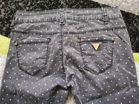 Tmavo sivé nohavice, 26