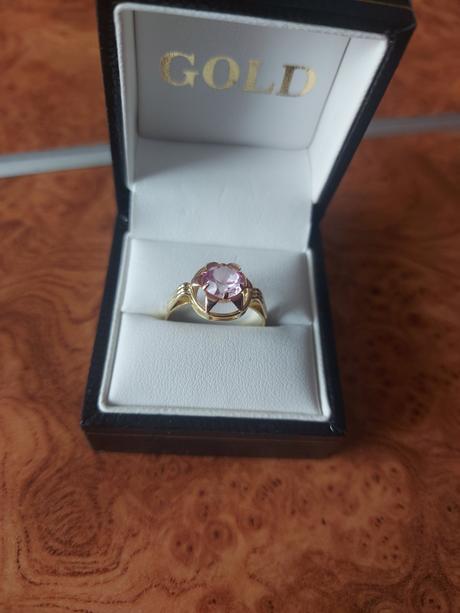 Zlatý prsteň s ružínom, 