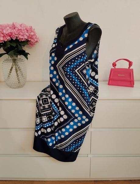 Marila elegantné modré šaty s geometrickým vzorom, xl
