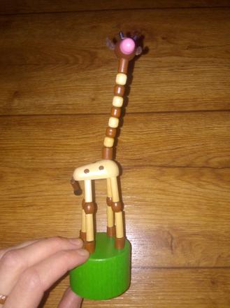 Drevená pohyblivá žirafka top stav 23cm,