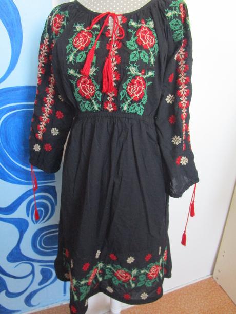 2393. šaty vyšívané, m