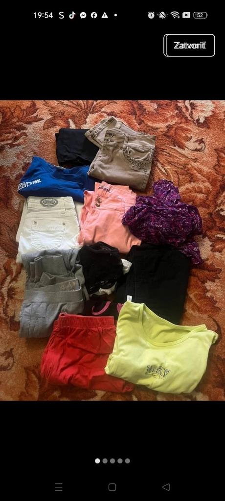 Balík oblečenia, s