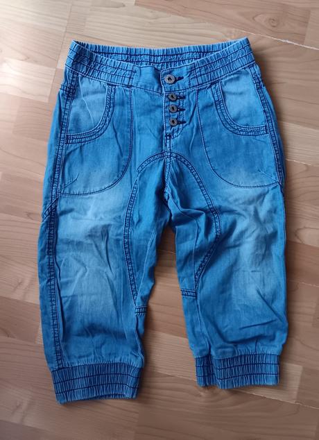 3/4 dievčenské kraťasky na 9-10 r., 140