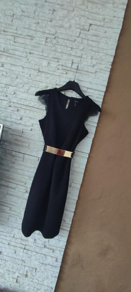 Puzdrové šaty s čipkou kocca, s