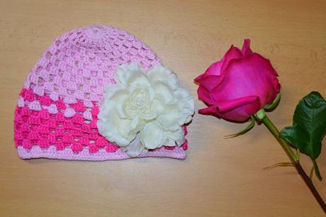 Háčkovaná čiapočka s kvetom, <50 - 158