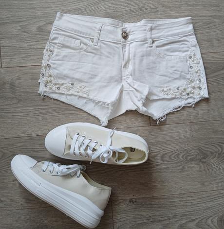 Biele sortky s perlickami, dromedar,l