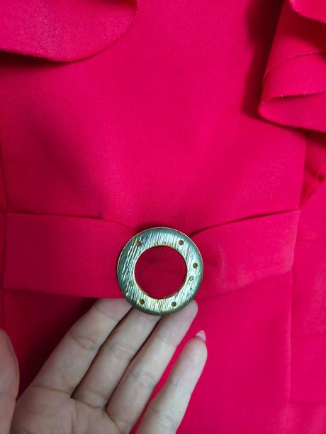 Krasne elegantne saty rouge, s