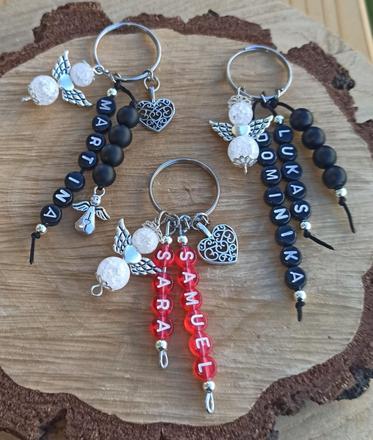 Kľúčenky s menami anjelikom z minerálov a korálok, 