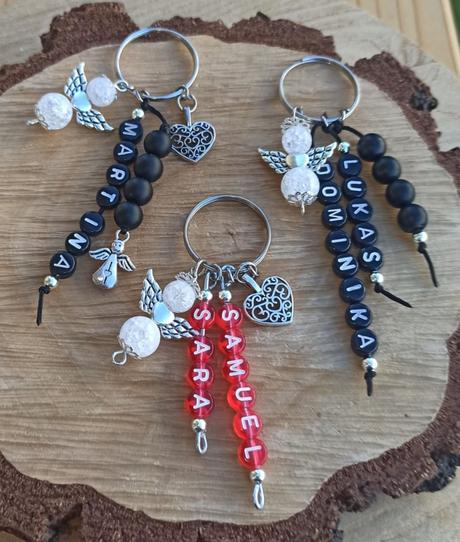 Kľúčenky s menami anjelikom z minerálov a korálok, 