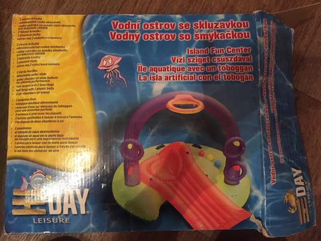 Nafukovací vodný ostrov so smýkačkou,