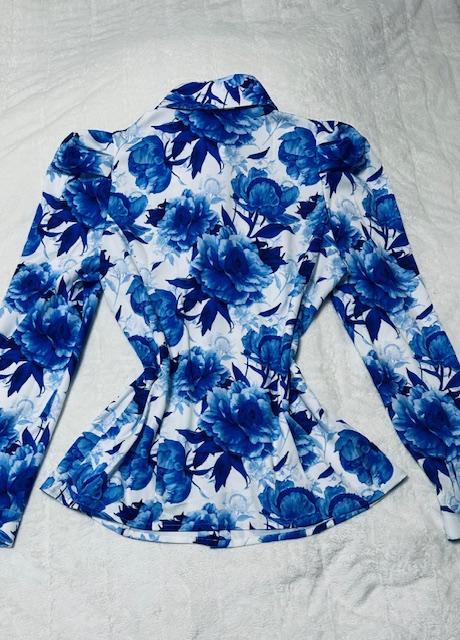 Bielo modrá kvetovaná blúzka s nazberanými rukávmi, l