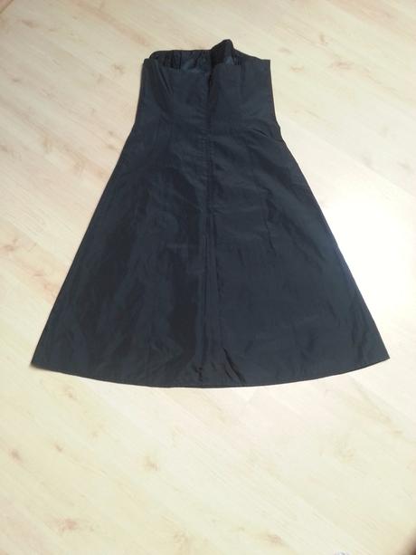 Cierne spolocenske saty, l