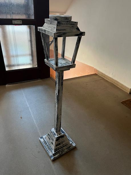 Drevená lampa,