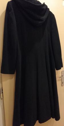 Krasny čierny kabat ako novy do tvaru a, xl