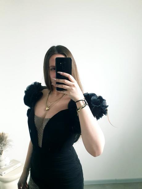 Extravagantné šaty s, s