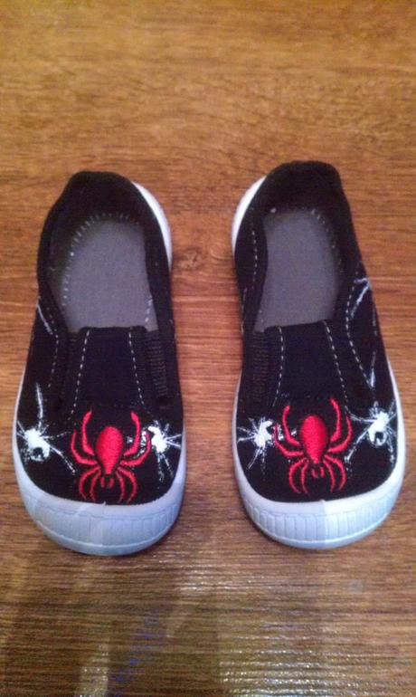 Plátenky alebo papučky minimálne nosené, 23