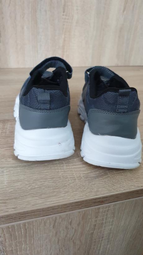 Tenisky, 33