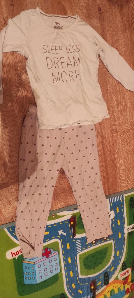 Pyžamo, lupilu,98