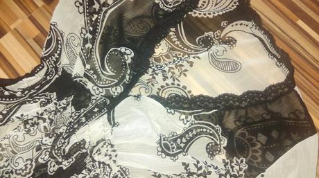 Jemná tunika alebo šaty, s