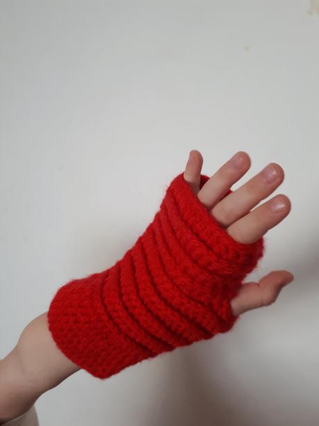 Set cervena pletena ciapka a rukavice bez prstov, 116