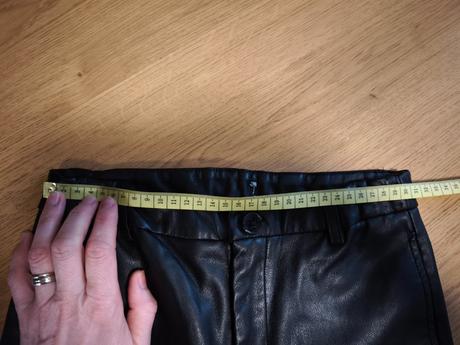 Koženkové nohavice, 134