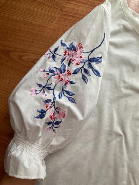 Biely top s vyšívanými rukávmi, reserved,s