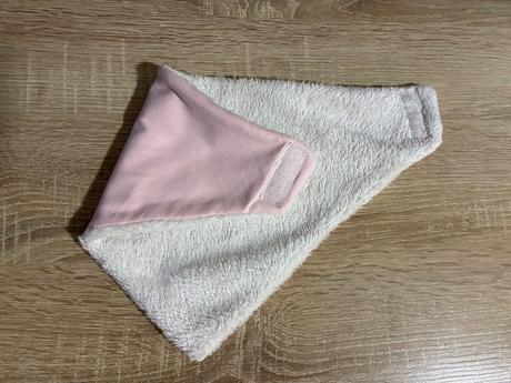 Teplý nákrčník, 98