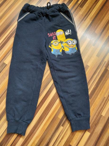 Tepláky s mimoňmi, 98