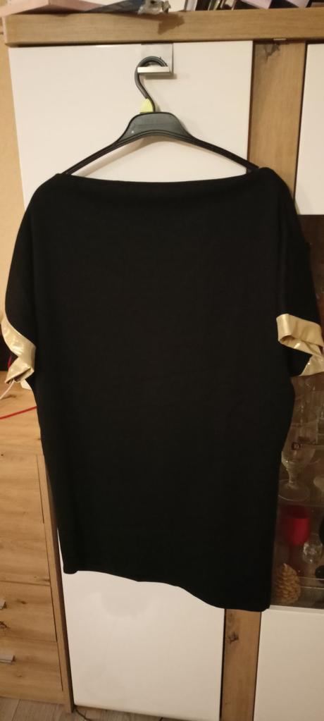 Dámske šaty alebo tunika so zlatým lemom na rukavo, 