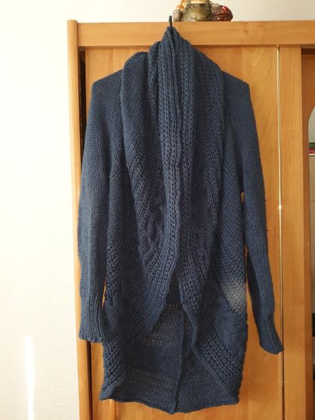 Hruby sveter tmavomodrej farby, 