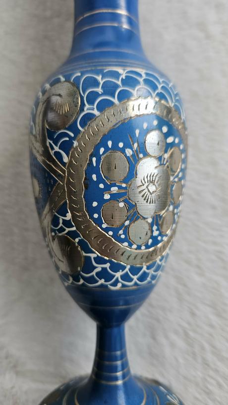 Elegantná modrá kovová váza s orientálnym vzorom,, 