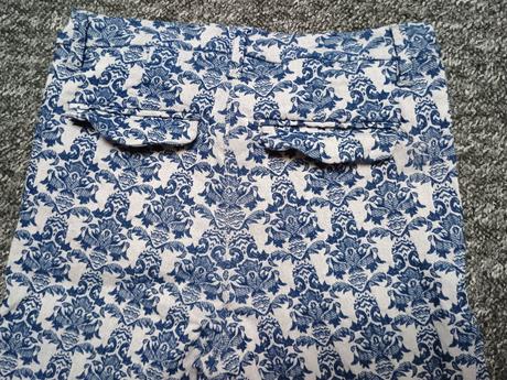 Zaujímavé nohavice s elastanom, s