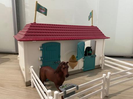Schleich horse club - 42551 dom-statok so stajňou, 