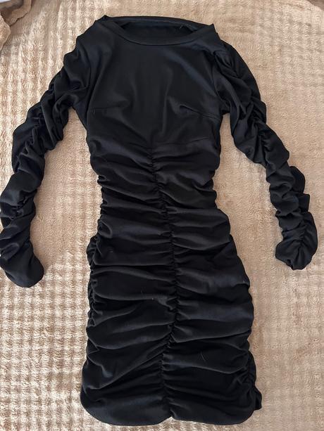 Obtiahnuté šaty, xs