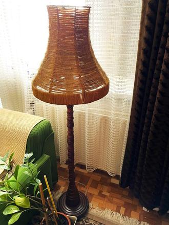 Drevená naturálna lampa,