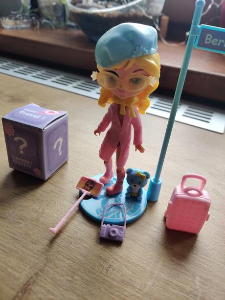 Bábika cestovateľka, 