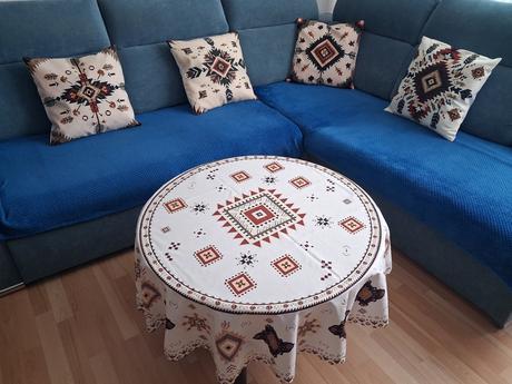 Obrus a 4 obliečky  na vankúše, 